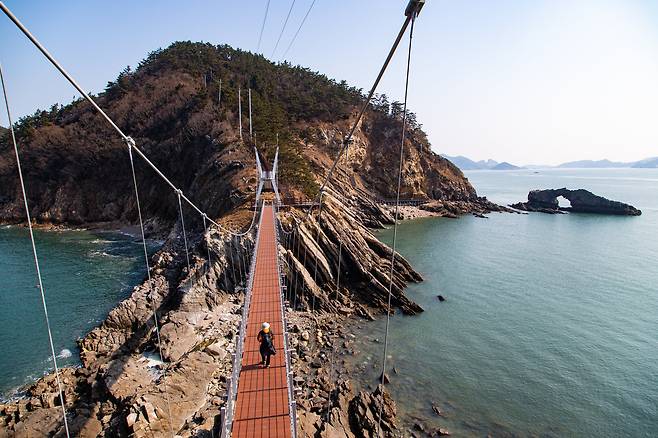 고군산군도에는 배를 타고 가야 하는 섬이 있다. 위 사진의 방축도가 대표적이다. 지난해 10월 출렁다리가 들어섰다.