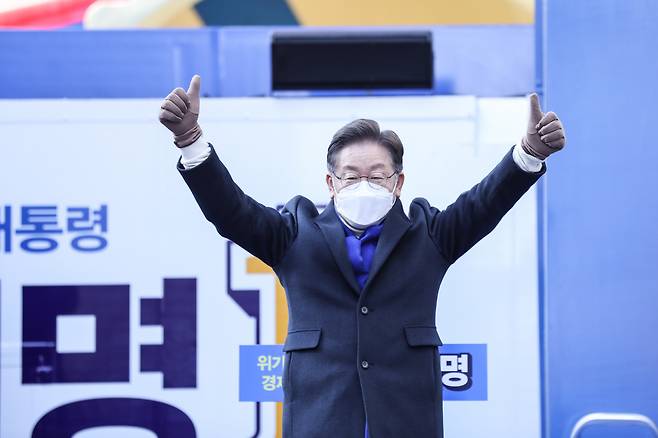 이재명 더불어민주당 대선 후보가 17일 서울 광화문역 인근에서 유세를 펼치고 있다. [국회사진기자단]