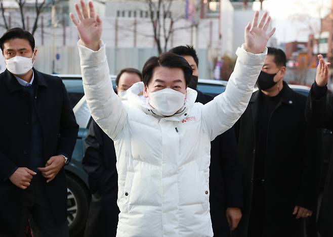 안철수 국민의당 대선후보가 지난 15일 오전 대구 중구 반월당역 인근에서 첫 유세에 나서며 지지자들에게 손을 들어 인사하고 있다. [연합]