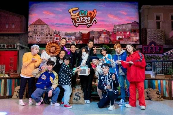 노랫말 가사를 받아쓰는 포맷으로 시청자들의 사랑을 받고 있는 ‘놀라운 토요일’. 연출자  곽청아 PD가 방송 200회를 축하하기 위해 케이크를 들고 전 출연진들과 함께 기념사진을 촬영하고 있다. 사진제공｜tvN