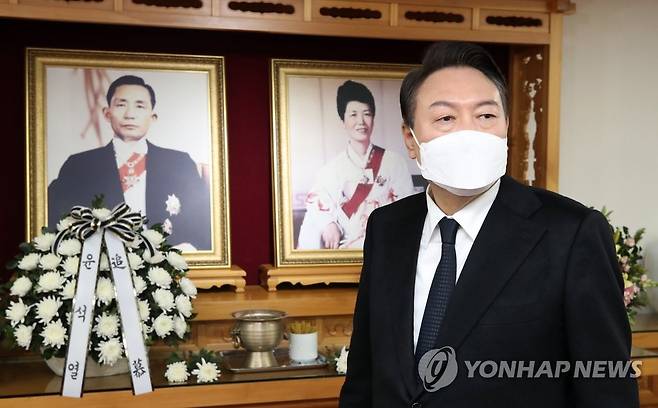 윤석열, 박정희 구미 생가 방문 (구미=연합뉴스) 이정훈 기자 = 국민의힘 윤석열 대선 후보가 18일 오후 경북 구미시 박정희 전 대통령 생가를 찾아 참배한 뒤 이동하고 있다. 2022.2.18 [공동취재] uwg806@yna.co.kr