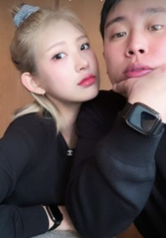 Choi Joon-Hee, the daughter of the late Choi Jin-sil, revealed her boyfriends face.Choi Joon-Hee posted a picture on his SNS on the 19th without any comment.The photo shows Choi Joon-Hee leaning close to her boyfriend and making a pretty face.Choi Joon-Hee had a happy time with her boyfriend in an atmosphere cafe.Choi was born in 2003 and turned 20 years old at our age. Recently, he signed an exclusive contract with Wybloom to announce his entertainment activities, and he is also preparing to publish a book with a contract with a publisher.