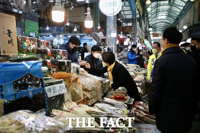 심상정 정의당 대선 후보가 19일 오전 경기도 의정부시 제일시장을 찾아 상인들에게 인사를 하고 있다. /정의당 제공