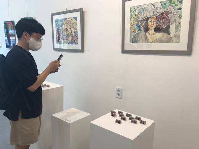 작년 8월 마스크두잇팀이 폐마스크를 재활용해 만든 '그립톡'을 원주의 한 갤러리에서 전시하고 있는 모습. 마스크두잇 제공