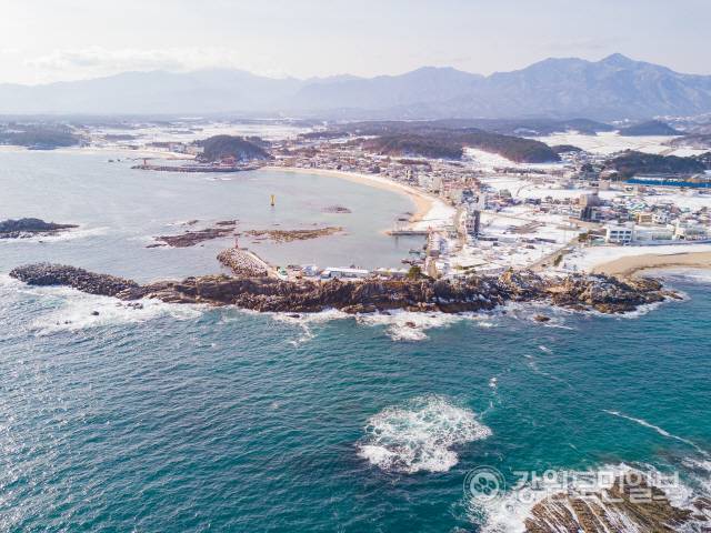 ▲ 방탄소년단(BTS)이 화보집 ‘2021 윈터 패키지’를 촬영한 장소인 고성 능파대는 자연이 만들어낸 예술작품이다. 겨울의 능파대.