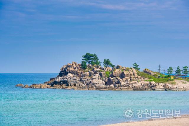 ▲ 방탄소년단(BTS)이 화보집 ‘2021 윈터 패키지’를 촬영한 장소인 고성 능파대는 자연이 만들어낸 예술작품이다. 여름의 능파대.