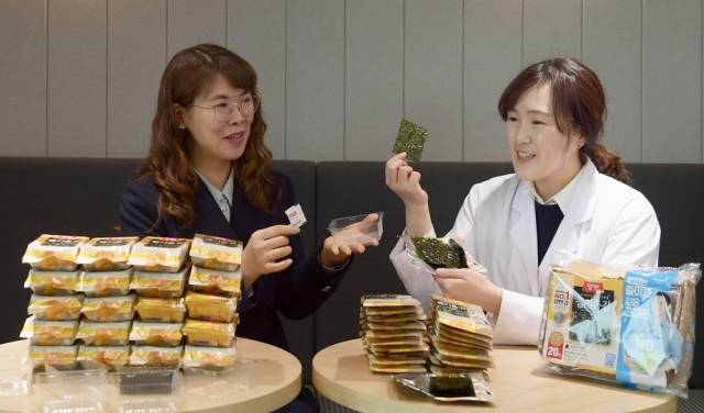 양반김 에코패키지를 개발한 김가영 동원F&B 마케팅부분 과장과 이영은 식품과학연구원 대리가 기존 양반김 패키지와 에코패키지를 비교하며 대화를 나누고 있다. 서영희 기자