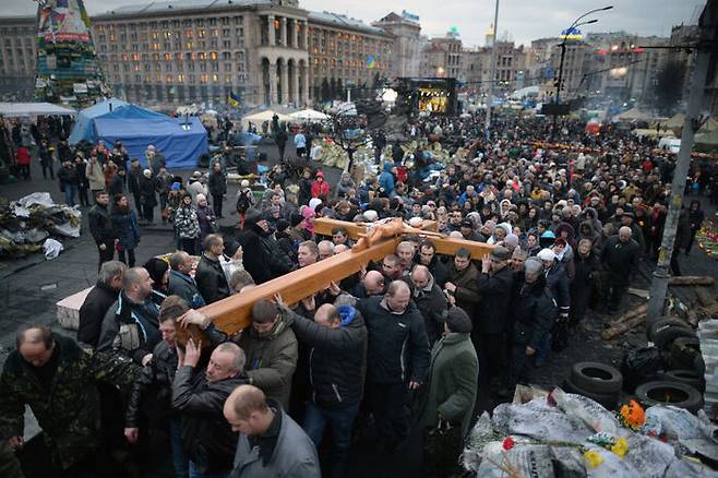 [사진] 2014년 2월24일, 우크라이나 수도 키에프에서 열린 유로마이단 시위 희생자 추모 행진. (게티이미지 코리아)