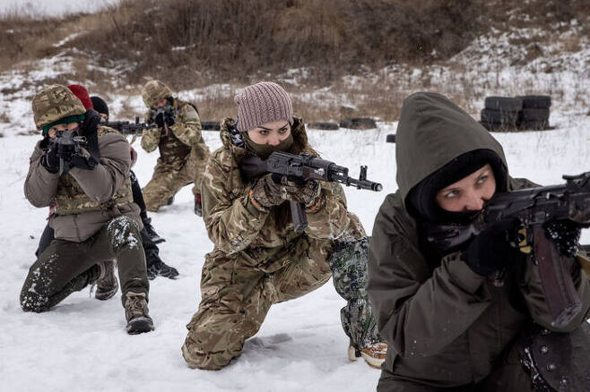 [사진] 러시아군에 저항하기 위해 사격훈련 받는 우크라이나 민간인 여성들. 지난 5일, 오부키프. 게티이미지.
