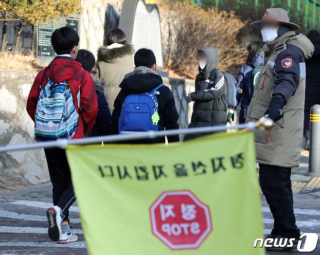 서울시내 초등학교에서 학생들이 등교하고 있다./뉴스1 © News1 이동해 기자