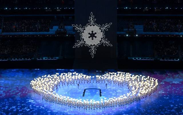 지난 4일 중국 베이징 국립경기장에서 열린 2022 베이징 동계올림픽 개막식에서 마지막 성화 봉송자의 점화 후 눈꽃 조형물 속 성화가 피어오르고 있다.