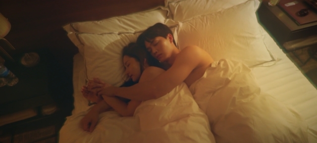 Song Kang recalled a hot bedtime with Park Min-young.In the third episode of the JTBC Saturday drama People in the Weather Service: The In-house Love Cruelty Scene (playplayplay by Sunyoung and directed by Cha Young-hoon), which aired on February 19, the day after the one-night episode of Jin Ha-kyung (Park Min-young), Lee Si-woo (Song Kang) was drawn.On this day, Jin Ha Kyung hurriedly escaped without noticing that Lee Si-woo dropped his key while he was washing, and Lee Si-woo went to work wearing the same clothes.Lee Si-woo, who sneezed and entered the company, recalled that his colleagues had slept cold and with a strange smile, he had slept with Jin Ha Kyung last night.It was hot, she replied with a smug response.Colleagues noticed Lee Si-woo wearing the same clothes as the day before; Lee Si-woo was nervously shivering as his colleagues asked if he was or was he contemplating?Lee Si-woo said, I have not been able to get a house yet, so I am temporarily staying at the training center, but I have to empty it at the end of this month, so I can not unpack it.