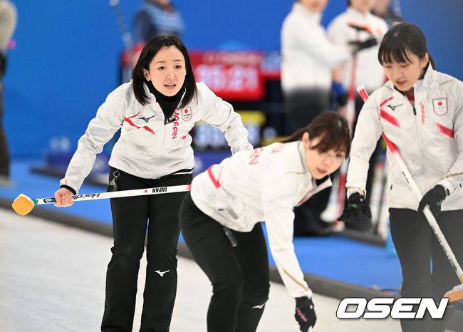 [OSEN=베이징(중국), 지형준 기자] 11일(한국시간) 중국 베이징 국립 아쿠아틱 센터에서 2022 베이징 동계올림픽 컬링 여자 라운드 로빈 대한민국과 영국의 경기가 열렸다.일본 선수들이 경기를 진행하고 있다. 2022.02.11 /jpnews@osen.co.kr