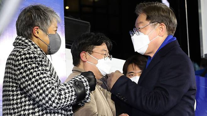 16일 잠실 새내역 유세에서 가수 이은미와 이재명 민주당 대선 후보