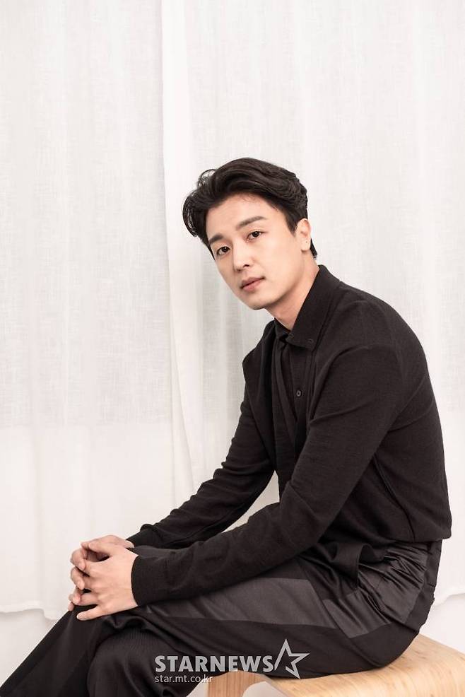 영화 '인민을 위해 복무하라'(감독 장철수)의 주연배우 연우진이 17일 오전 진행된 인터뷰를 위해 포즈를 취하고 있다.  출세를 꿈꾸는 모범병사 무광이 사단장의 젊은 아내 수련과의 만남으로 인해 넘어서는 안 될 신분의 벽과 빠져보고 싶은 위험한 유혹 사이에서 갈등하며 벌어지는 이야기를 그린 영화 '인민을 위해 복무하라'는 오는 23일 개봉된다. /사진제공=날개엔터테인먼트 2022.02.17 /사진=이동훈 기자 photoguy@