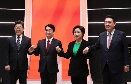 21일 오후 서울 마포구 MBC 미디어센터 공개홀에서 열린 중앙선거방송토론위원회 주관 제20대 대통령선거 후보 초청 1차 토론회에 앞서 대선 후보들이 기념촬영을 하고 있다. (왼쪽부터) 이재명 더불어민주당 대선 후보, 안철수 국민의당 대선 후보, 심상정 정의당 대선 후보, 윤석열 국민의힘 대선 후보. (사진=연합뉴스)