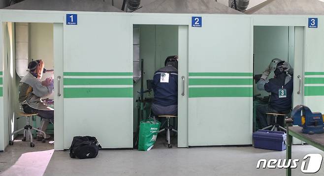 국가기술자격시험이 열린 5일 오전 서울 용산구 용산공업고등학교에서 수험생들이 용접기능사 시험을 보고 있다./뉴스1 © News1 성동훈 기자