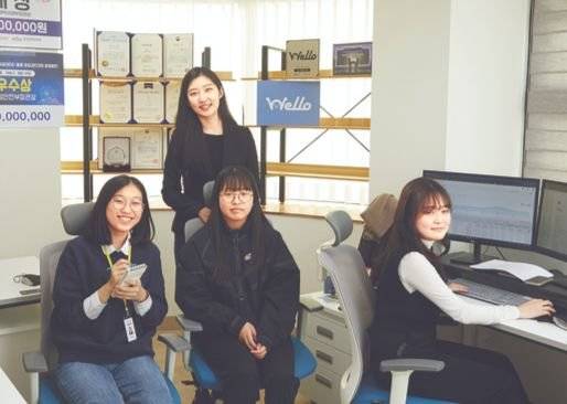 정책 추천 서비스 스타트업 ‘웰로'를 찾은 소중 학생기자단이 김유리안나 대표를 인터뷰하며 청년 창업부터 데이터 비즈니스에 대한 궁금증을 풀어봤다. 왼쪽부터 장재인·이예음 학생기자, 김 대표(뒤), 김나연 마케터.