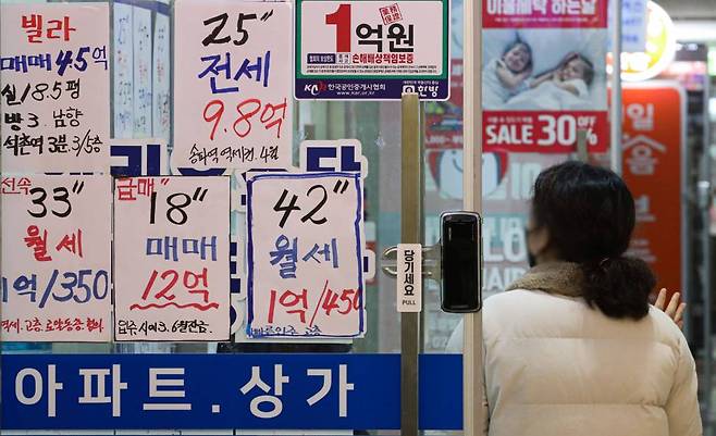 [서울=뉴시스] 권창회 기자 = 종합부동산세 등 보유세 부담 증가와 임대차보호법으로 주택시장이 전세에서 월세로 전환되고 있다. 서울부동산정보광장에 따르면 지난 14일 기준 지난해 서울에서 월세가 낀 아파트 임대차 거래량이 총 7만1079건으로 집계됐다. 이는 지난 2011년 통계가 집계된 이후 최대치다. 사진은 15일 오후 서울 시내 부동산에 붙은 아파트 시세표 모습. 2022.02.15.