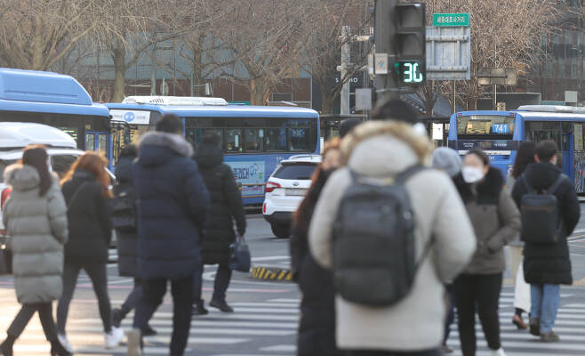 21일 오전 시민들이 마스크를 쓴 채 서울 세종대로를 걷고 있다. ⓒ연합뉴스