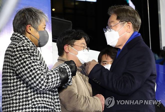 가수 이은미와 인사하는 이재명 대선후보 [국회사진기자단]