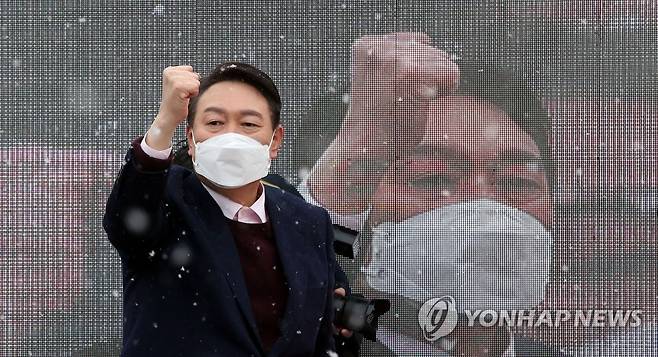 인사하는 윤석열 (광주=연합뉴스) 이정훈 기자 = 국민의힘 윤석열 대선 후보가 16일 오전 광주 광산구 송정매일시장에서 열린 '호남의 발전 책임지는 약속!' 광주 거점유세에서 인사하고 있다. 2022.2.16 [공동취재] uwg806@yna.co.kr