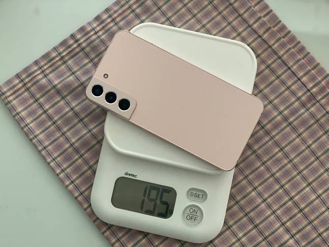 갤럭시S22 플러스의 무게는 195g이다./사진=백유진 기자 byj@