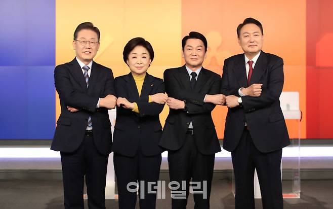 이재명 더불어민주당(왼쪽부터), 심상정 정의당, 안철수 국민의당, 윤석열 국민의힘 대통령선거 후보가 11일 오후 서울 중구 필동 매경미디어센터에서 열린 ‘한국기자협회 주최·방송 6개사 공동 주관 2022 대선후보 초청 토론회’ 시작에 앞서 기념촬영을 하고 있다.(사진=이데일리DB)