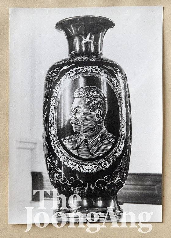 김일성 주석이 1949년 2월 모스크바를 방문해 스탈린 전 소련 공산당 서기장에게 선물한 꽃병. 높이 65Cm, 폭 35Cm 크기의 꽃병 앞연에 자개를 이용해 스탈린 서기장의 초상화를 형상했다. 북한은 당시 소련에 선물과 함께 선물록록과 각 선물의 사진을 담은 사진집 '쓰딸린대원수에게 들이는 선물 도해집'을 만들어 제공했다. 본지 통일문화연구소는 창설 50주년을 맞아 입수한 '도래록'을 공개했다. 김현동 기자