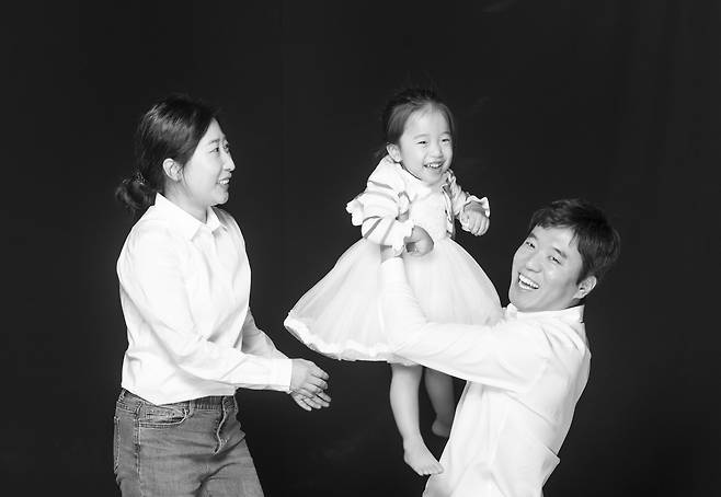 절연 테이프를 양손에 쥔 현서는 ''까르르' 소리까지 내며 웃습니다.