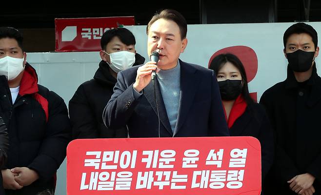 윤석열 국민의힘 대선 후보가 22일 오후 충남 서산시 읍내동에서 열린 유세에서 지지를 호소하고 있다. [연합]