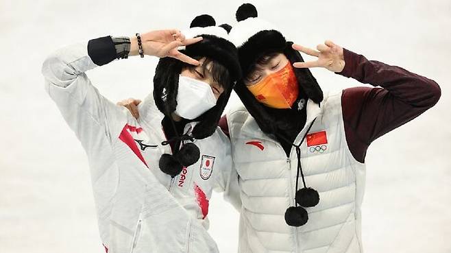 중국 관영 매체들은 일본 피겨 선수 하뉴와 중국 피겨 선수 진보양이 함께 찍은 사진을 대대적으로 보도했다.