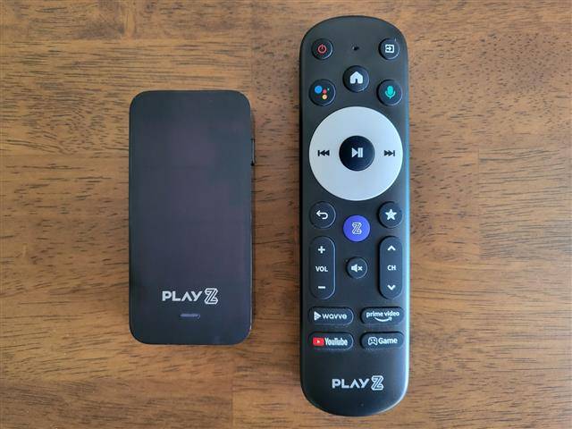 SK브로드밴드의 온라인동영상서비스(OTT) 박스 ‘플레이제트’ 동글형 본체와 리모컨.