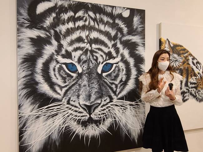 김규리가 호랑이 작품을 설명하고 있다. 사진|김소연 기자