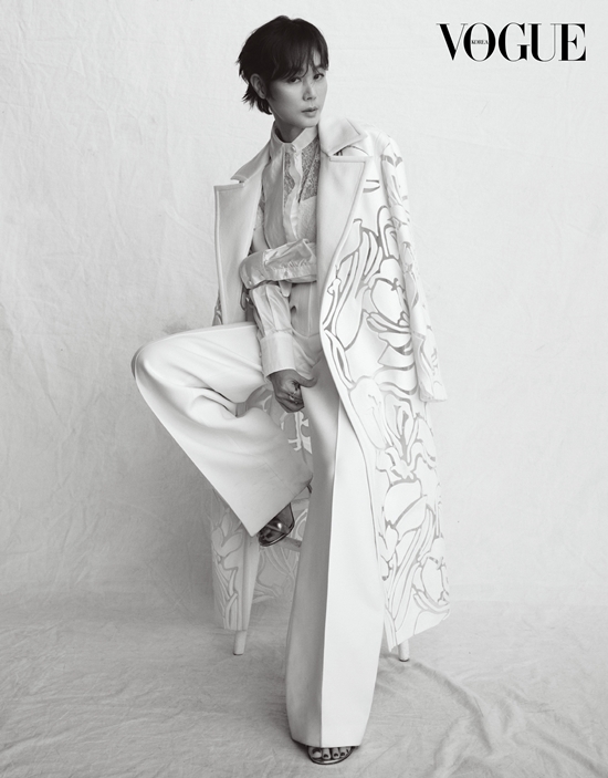 Actor Kim Sung-ryung has emanated an inextricable charisma through the picture.On March 22, fashion magazine Vogue Korea released an interview with Kim Sung-ryung in the March issue.Kim Sung-ryung, in the public picture, showed off her face as a pictorial queen by completely digesting a luxurious silk-based white dress.The open shoulder dress and gold ring were properly placed in the short cut, and the elegance of Kim Sung-ryung shone, and the deep eyes staring at the camera caught the eye.Another suit, the White Suit Setup, filled the screen with the soft charisma of Kim Sung-ryung and emanated a unique aura.It is a long jacket with a colorful pattern on a blouse of mesh material, and it has a perfect charm from chic to sexy.I dont care about being broken, he said in an interview released together.I like to try to do anything new Top Model. Kim Sung-ryung said that he is constantly trying to grow and change himself.Kim Sung-ryung will meet viewers again with a new look through TVNs new tree drama Kill Heel, which will be broadcast on March 9th.Attention is drawn to Kim Sung-ryungs move, which has been playing various characters since the wave original Go to Cheong Wa Dae as long as this happens released last year.The specialization of pictures and interviews with Kim Sung-ryungs unique charm can be found in the March issue of Vogue Korea.Photo = Vogue Korea