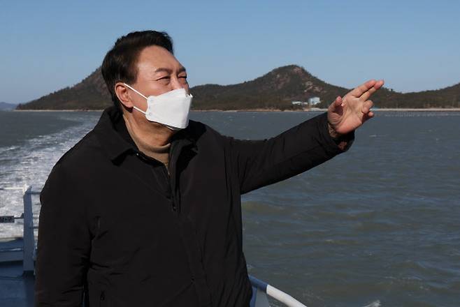 윤석열 국민의힘 대선 후보가 23일 오후 전남 신안군 하의도 선착장 도착 직전에 김대중 전 대통령 생가가 있는 하의도를 바라보고 있다.(사진=연합뉴스)