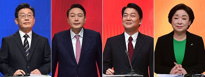 21일 오후 서울 마포구 MBC 미디어센터 공개홀에서 열린 중앙선거방송토론위원회 주관 제20대 대통령선거 후보 초청 1차 토론회에 앞서 대선 후보들이 토론 준비를 하고 있다. 왼쪽부터 더불어민주당 이재명 대선후보, 국민의힘 윤석열 대선후보, 국민의당 안철수 대선후보, 정의당 심상정 대선후보.  / 연합뉴스.