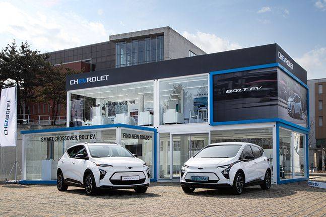 쉐보레 볼트EV 미디어 드라이빙 캠프에 전시된 볼트EV(오른쪽)와 볼트EUV. ⓒ한국GM