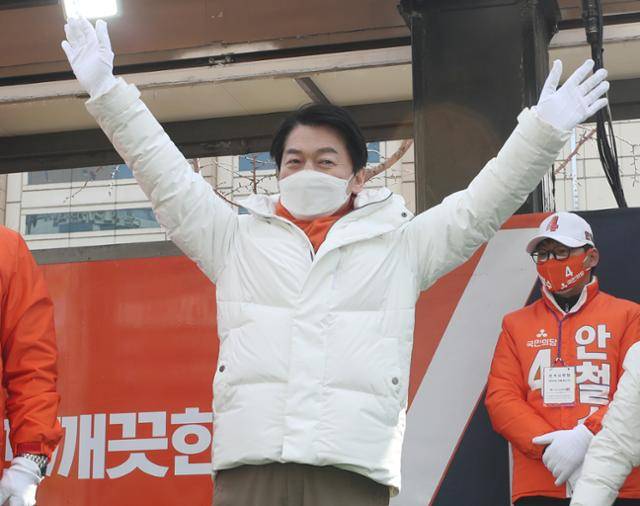 안철수 국민의당 대선후보가 23일 오후 울산시 남구 롯데호텔 앞에서 열린 유세에서 지지자들에게 손을 흔들며 인사하고 있다. 울산=연합뉴스