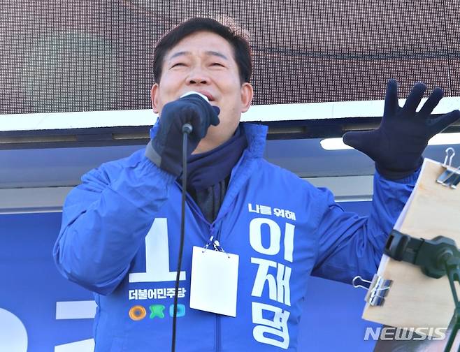 [괴산=뉴시스] 강신욱 기자 = 송영길 더불어민주당 대표가 23일 충북 괴산시내버스터미널 앞에서 열린 지원유세에서 이재명 대선 후보 지지를 호소하고 있다. 2022.02.23. ksw64@newsis.com