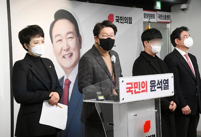 국민의힘 권성동 의원과 김은혜 공보단장이 23일 서울 여의도 당사에서 ''고 김문기 성남도시개발공사 개발처장 유족''관련 기자회견을 열었다. 연합뉴스