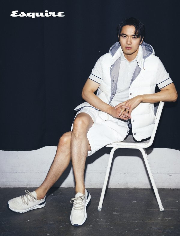 After the recent drama The Bullsall, the film showed a unique style in this picture, which was held during a busy schedule with the filming of the romance drama Marriage White Paper.Lee Jin-wook, who has been digesting from suit to sporty look as a usual fashionista, is the back door that received praise from field staff with natural pose, gentle smile, intense eyes and unique atmosphere.Lee Jin-wook has completed a picture full of masculine beauty.Lee Jin-wook picture can be seen in the March issue of Esquire 2022.