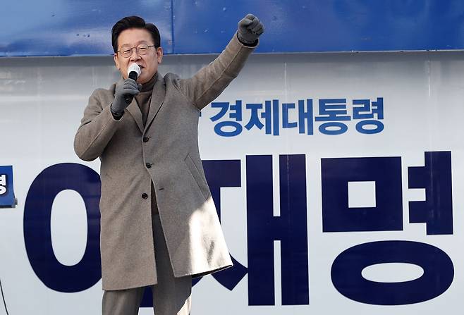 이재명 더불어민주당 대선 후보가 24일 오후 강원 원주시 중앙로 문화의거리에서 열린 ‘강원도 코리아 프리미엄 시대, 이재명이 열겠습니다!’ 원주 유세에서 지지를 호소하고 있다. /뉴스1