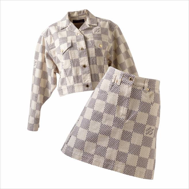 체커보드 패턴의 재킷과 A라인 스커트는 가격 미정, 모두 Louis Vuitton.