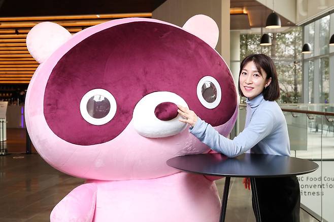 엔씨소프트 심보영 캐릭터사업부 CP가 7일 판교 엔씨 본사에서 중앙일보와 인터뷰하고 있다. 도구리 탈을 쓰고 있는 건 최근 신입 공채로 입사한 캐릭터사업부 직원. 심 CP는 "지금은 탈을 쓰지만, 이 친구와 도구리의 5년, 10년 뒤는 제 5년, 10년 뒤보다 훨씬 성장 가능성이 크고 멋질 거"라고 말했다. 우상조 기자