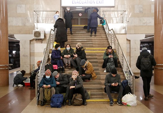 24일 오전 키예프 지하철 대피소에 모여있는 우크라이나 시민들. 로이터=연합뉴스