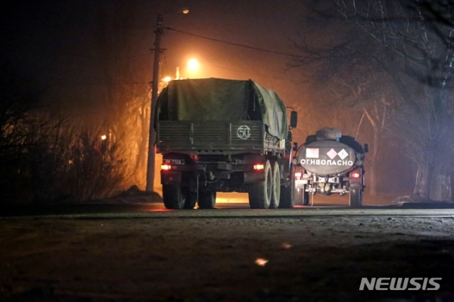 우크라이나에서 군용차량이 이동하고 있다. /AP=뉴시스