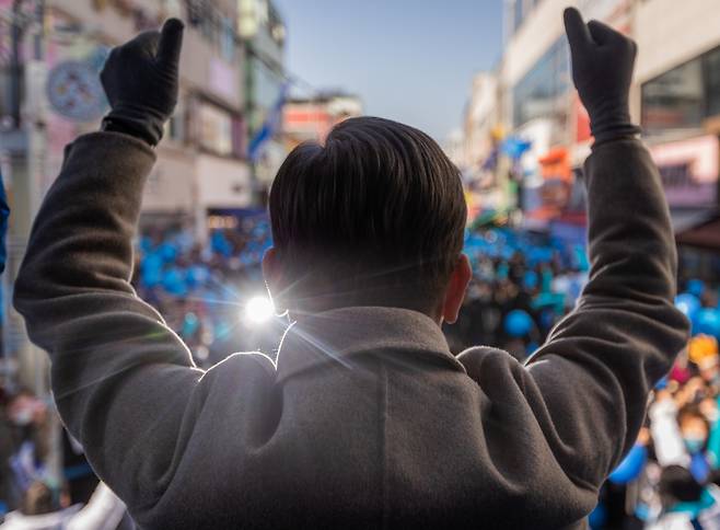 이재명 더불어민주당 대선후보가 24일 강원도 원주시 중앙로 문화의거리에서 열린 '강원도 코리아 프리미엄 시대, 이재명이 열겠습니다!' 원주 유세에서 지지자에게 인사하고 있다. [연합]
