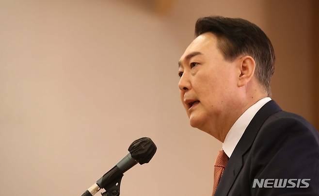 [서울=뉴시스] 전신 기자 = 윤석열 국민의힘 대선 후보가 24일 서울 여의도 국회도서관에서 열린 ‘여야 전직 국회의장-국회의원 윤석열 후보 지지 선언' 행사에서 발언하고 있다. (공동취재사진) 2022.02.24. photo@newsis.com