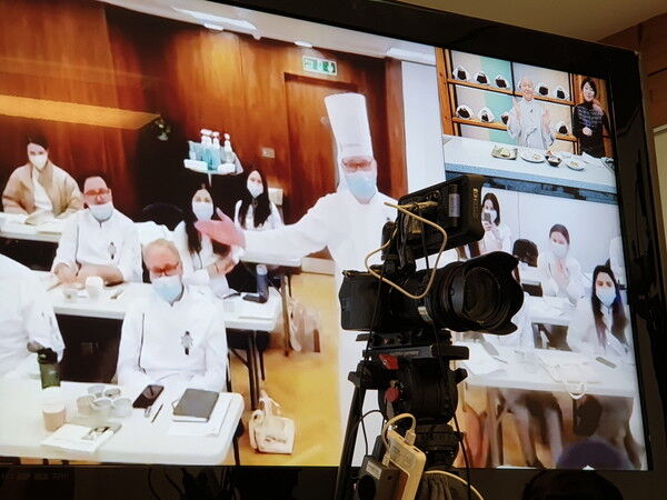 한국 사찰음식 실시간 온라인 강의를 듣고 있는 르 꼬르동 블루 학생들.